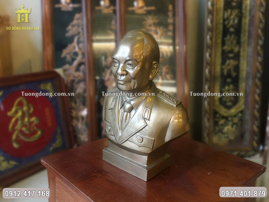 Hình ảnh nhìn nghiêng của bức tượng đồng